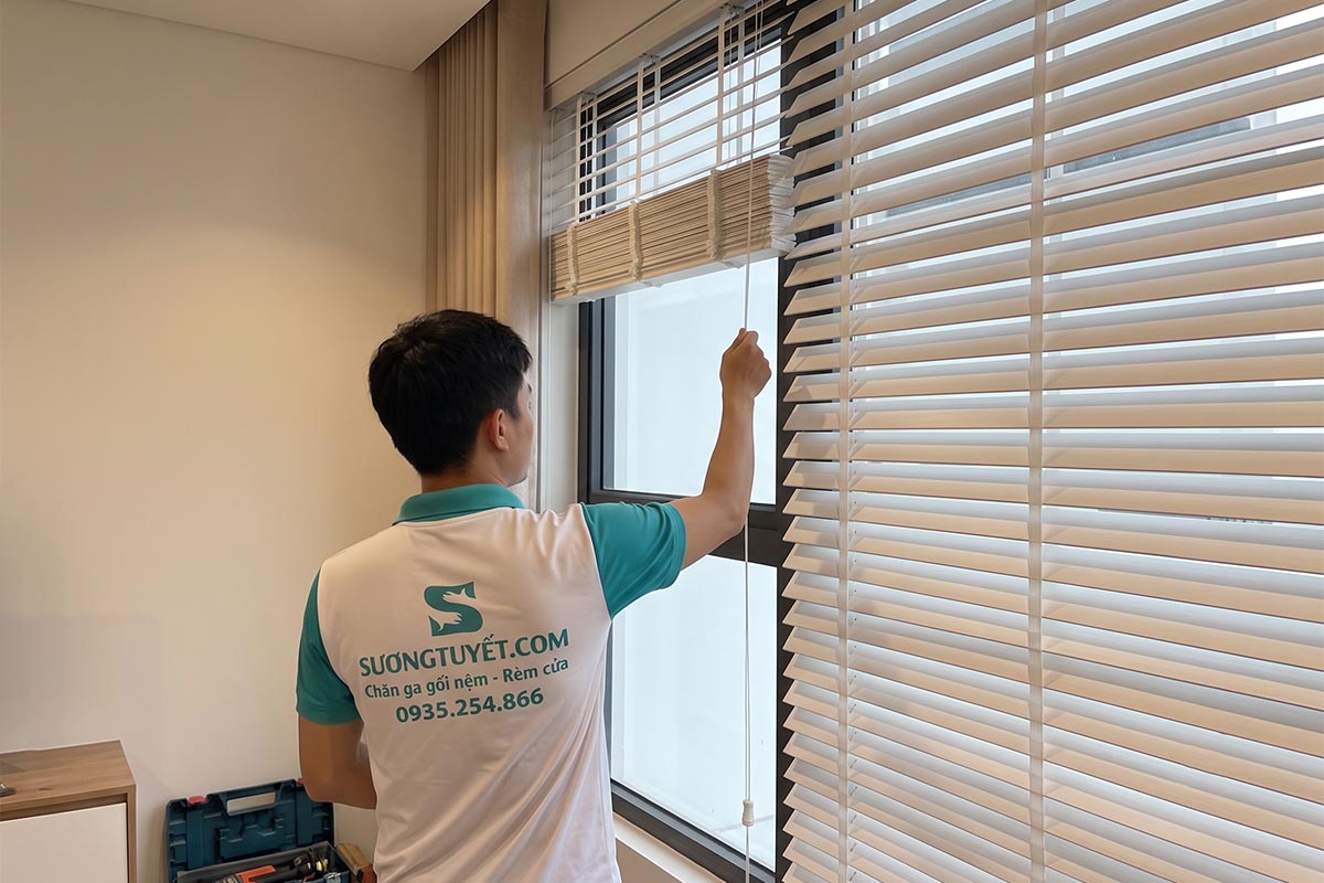 Những bộ rèm gỗ được lắp lên đẹp mắt.