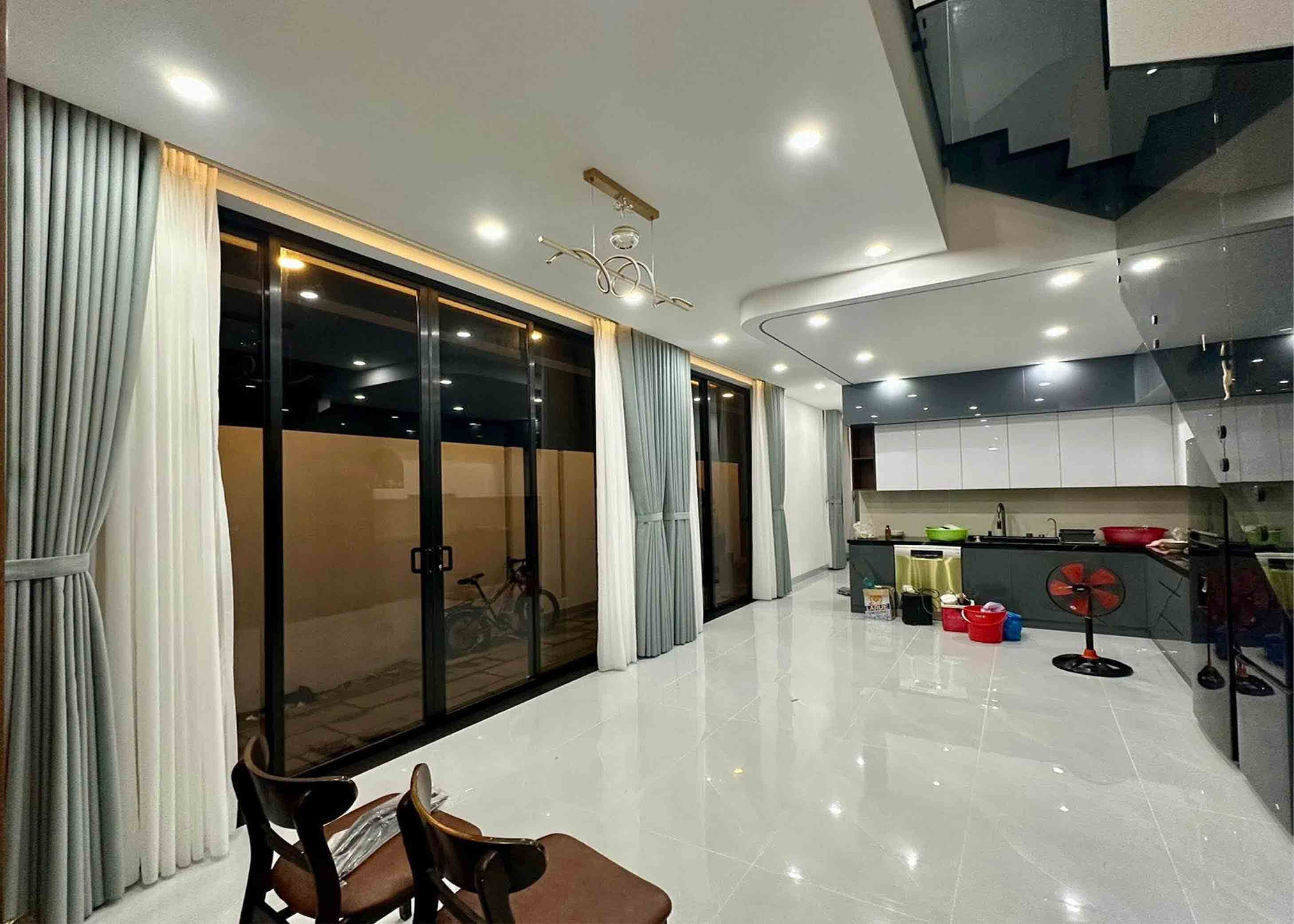 Tính thẩm mỹ cao với 2 lớp tạo nên độ sâu, sự bồng bềnh và vẻ đẹp sang trọng, đẳng cấp vượt trội.