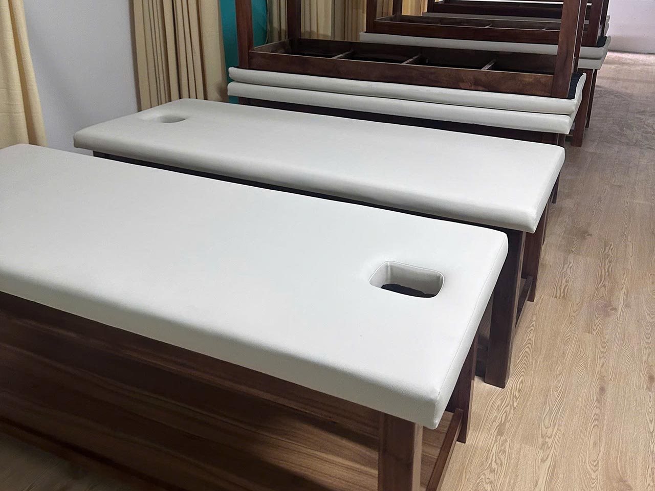 Nệm Spa simili, dễ lau chùi và độ bền cao.