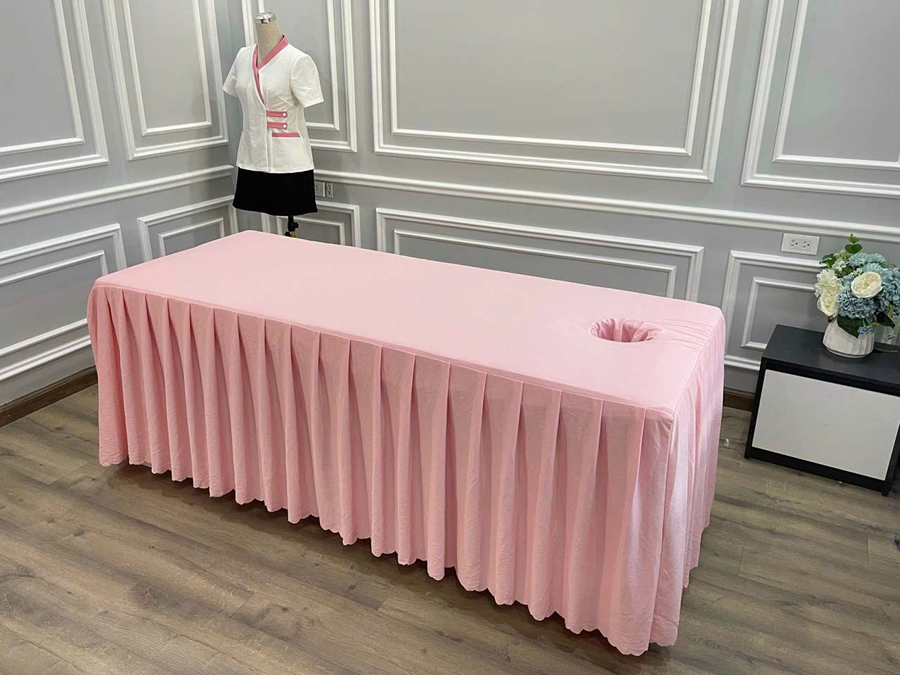 Ga phủ bèo thì đẹp mắt hơn và tỏ ra sang trọng, che lấp đi sự thô kệch của giường.