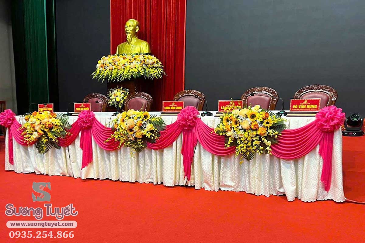 Khăn bàn gấm kết hợp ruy băng nhung đỏ cho hội trường.