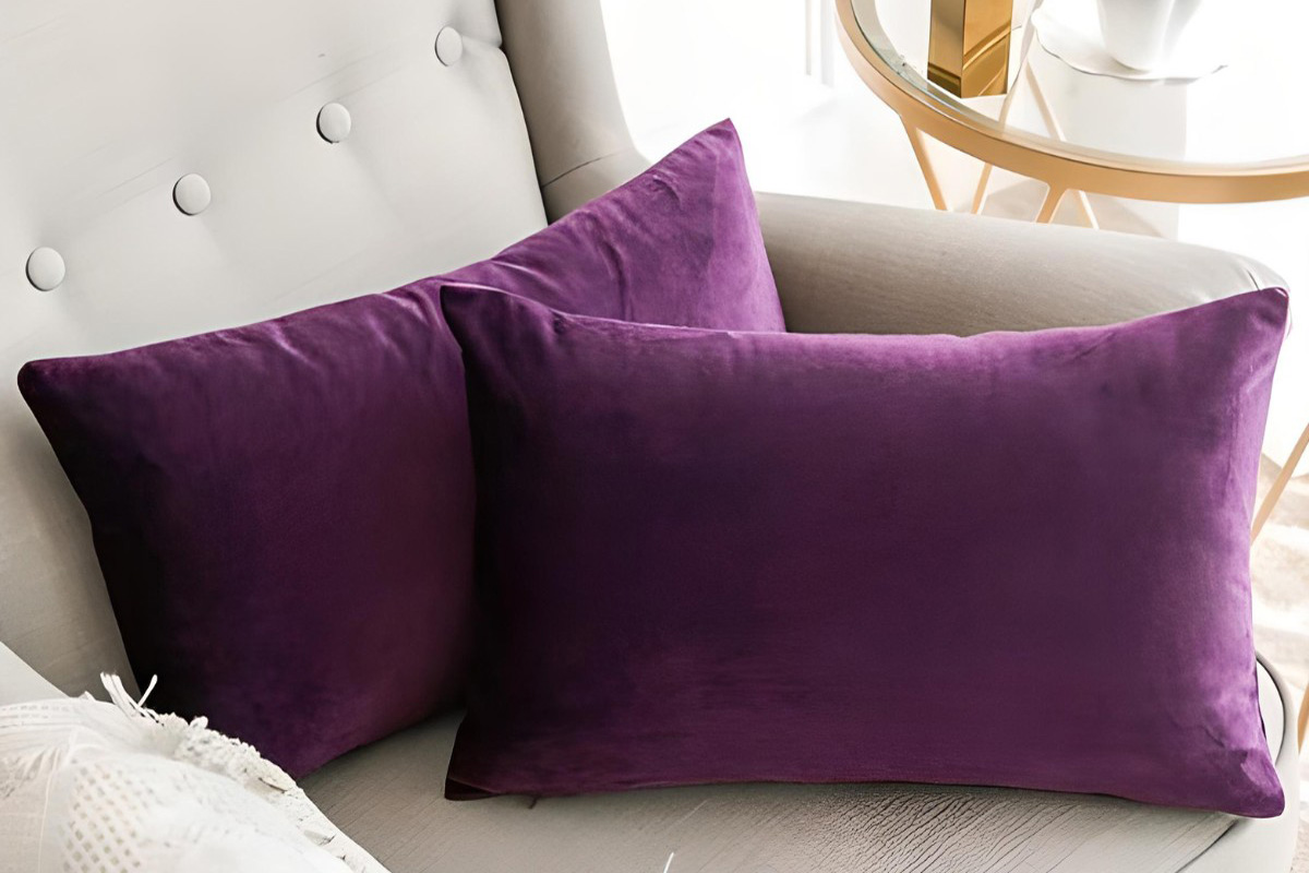 Thổi bụi thường xuyên để đảm bảo nội thất vải nhung luôn sạch đẹp.