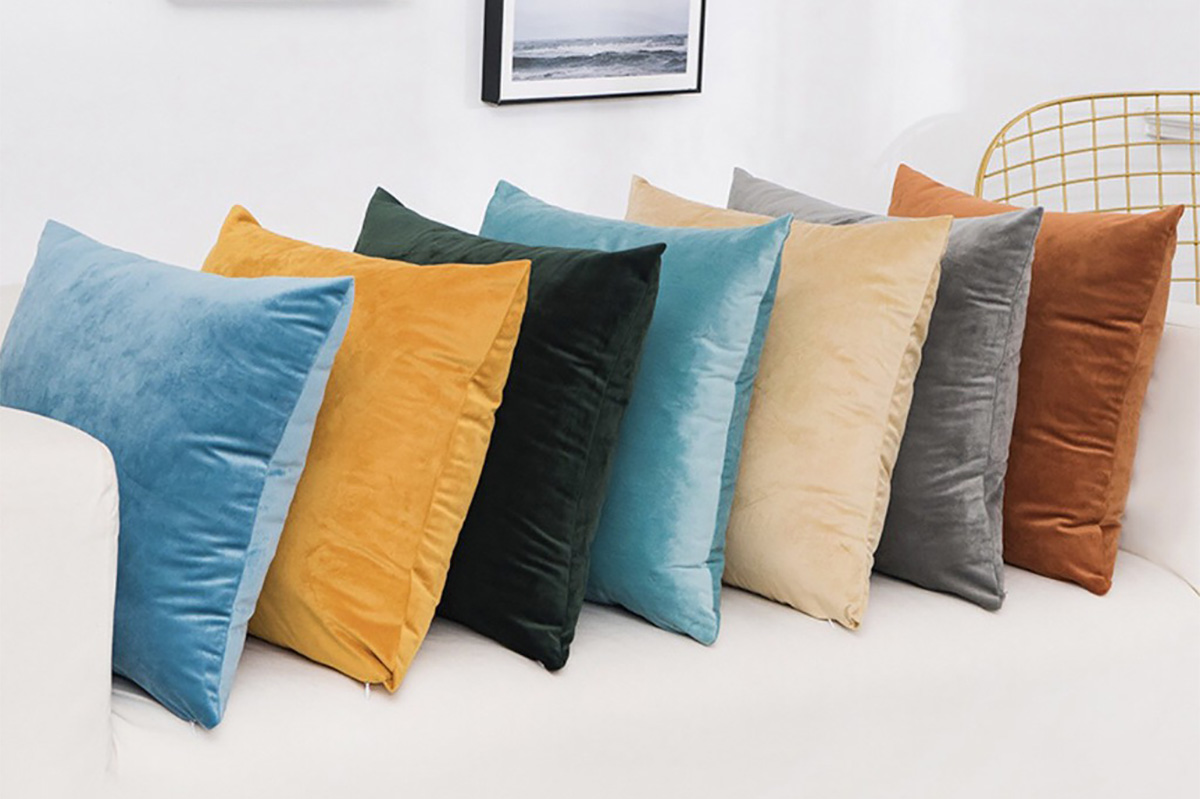 Những chiếc gối tựa lưng nhiều màu sắc êm ái làm nổi bật thêm bộ sofa.