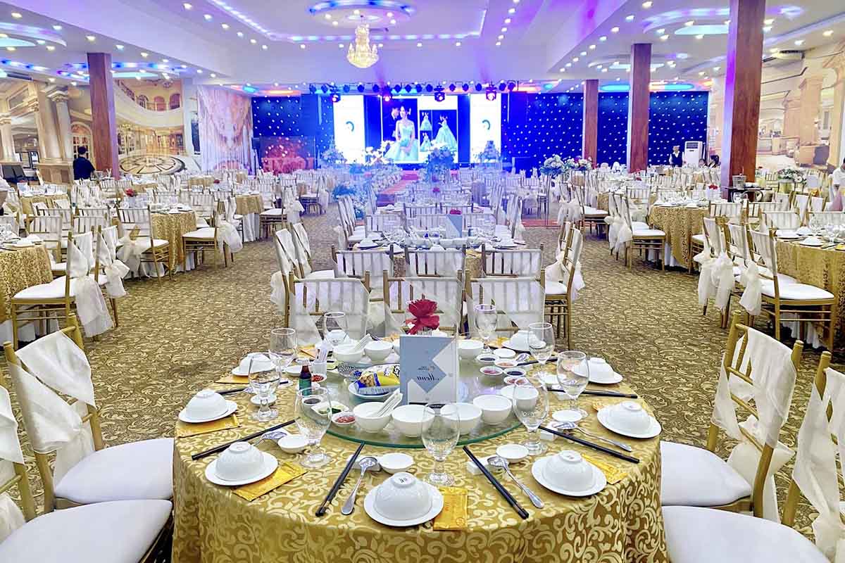 Khăn bàn vải gấm hầu như 8/10 nhà hàng đều dùng.