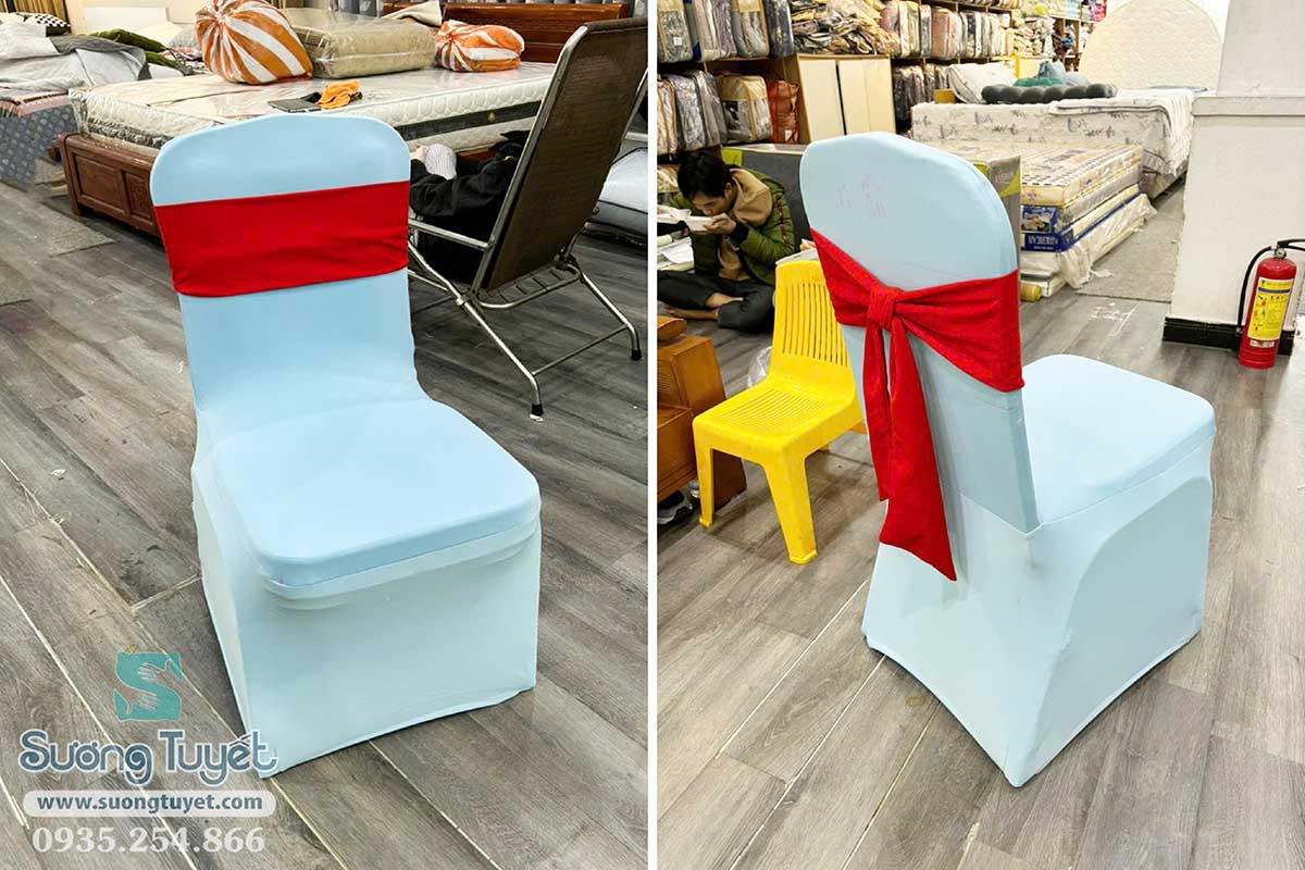 Áo ghế vải thun kết hợp cùng nơ ghế thun đỏ.