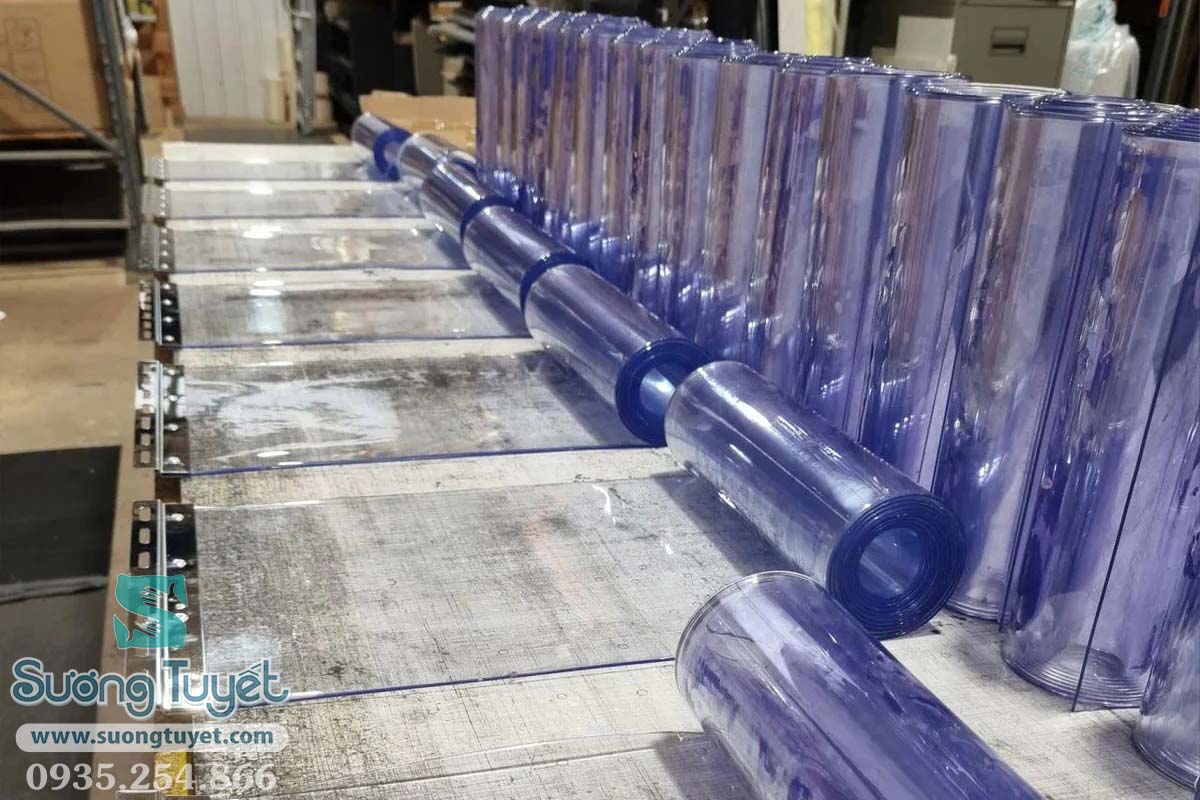 Mẫu rèm PVC hạn chế hơn, chủ yếu là trắng trong, trắng đục, xanh đục, vàng...