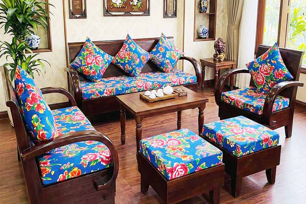 Ngoài ra nệm ghế vải phượng hoàng cũng được chuộng cho quán cà phê cổ.
