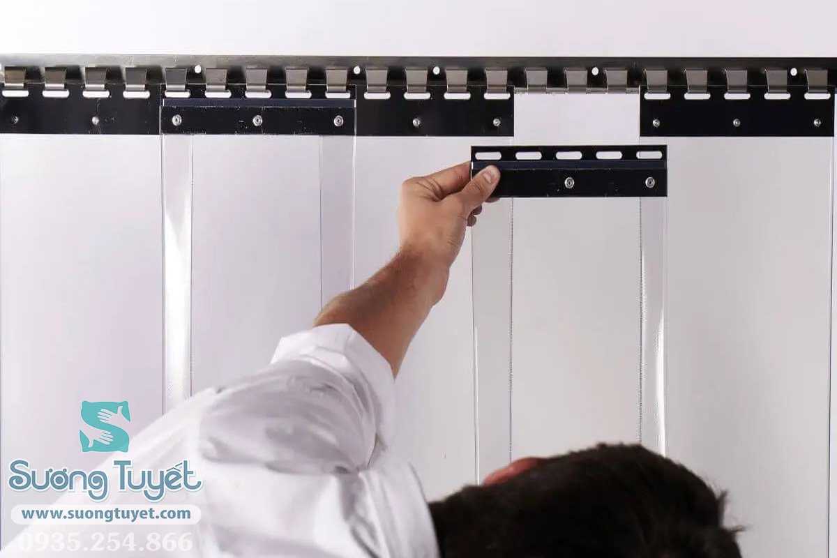 Lá rèm PVC được lắp từng lá một, ở giữa có kẽ hở và nặng nề.