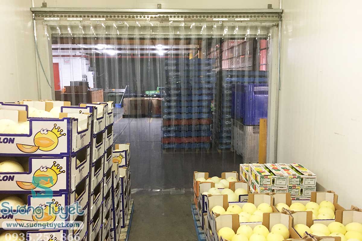 Khu vực ra vào liên tục ở nhà hàng, quán ăn thì nên dùng rèm PVC.