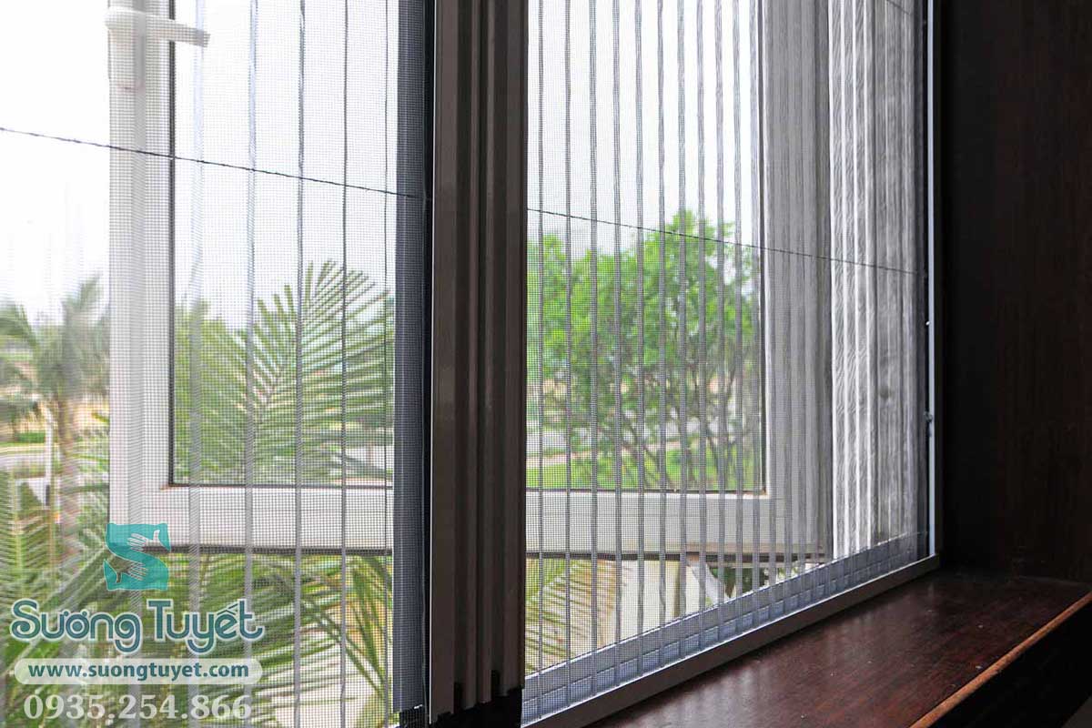 Rèm tổ ong có loại kết hợp lưới chống muỗi để mở đón gió khi cần.