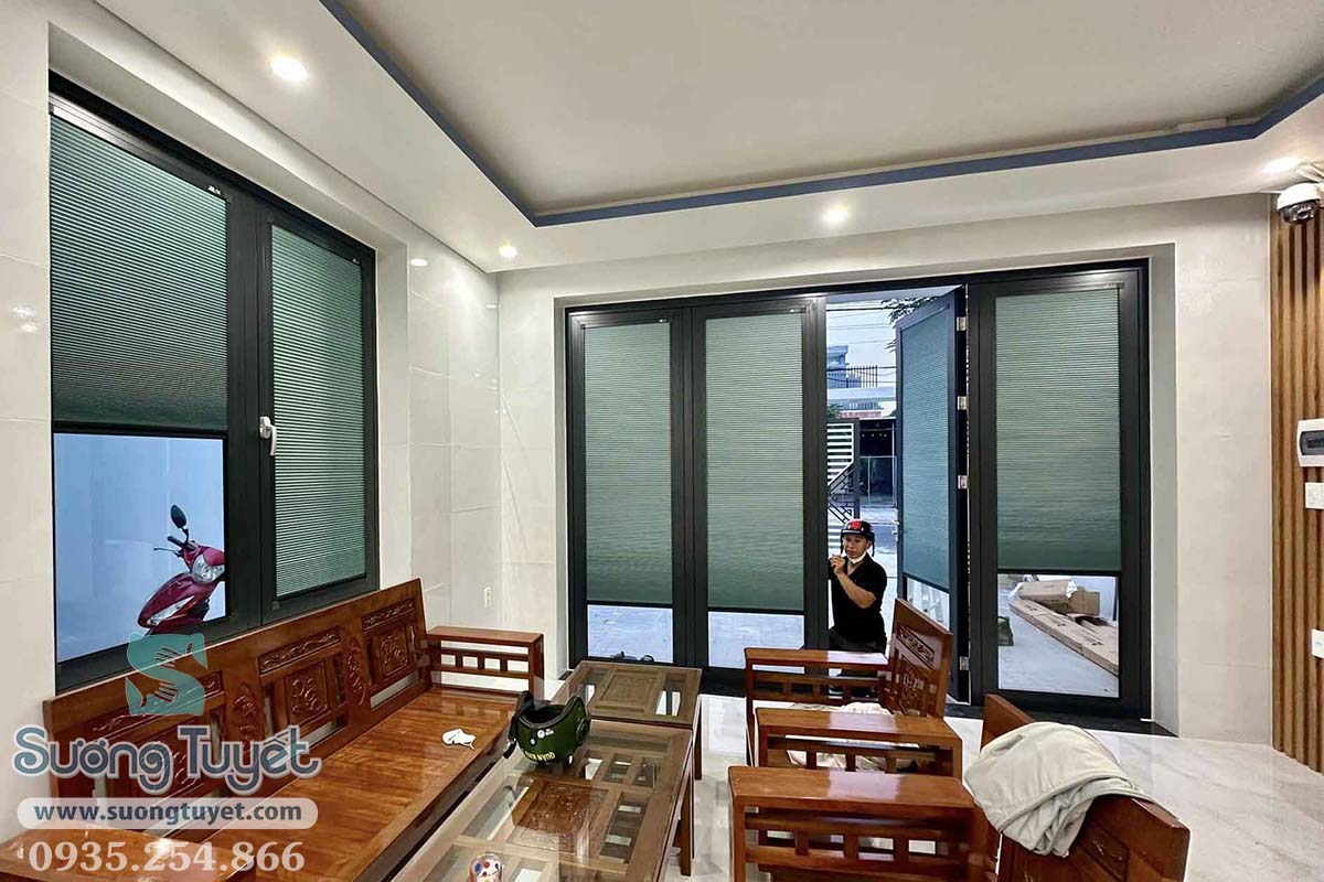Thi công vách tổ ong màu ghi xanh đẹp mắt.