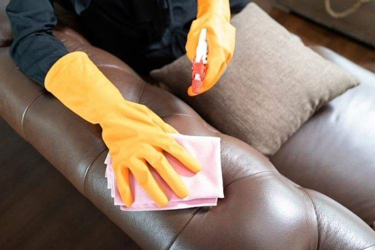 Vải simili có thể dễ dàng lau chùi bằng khăn ẩm.
