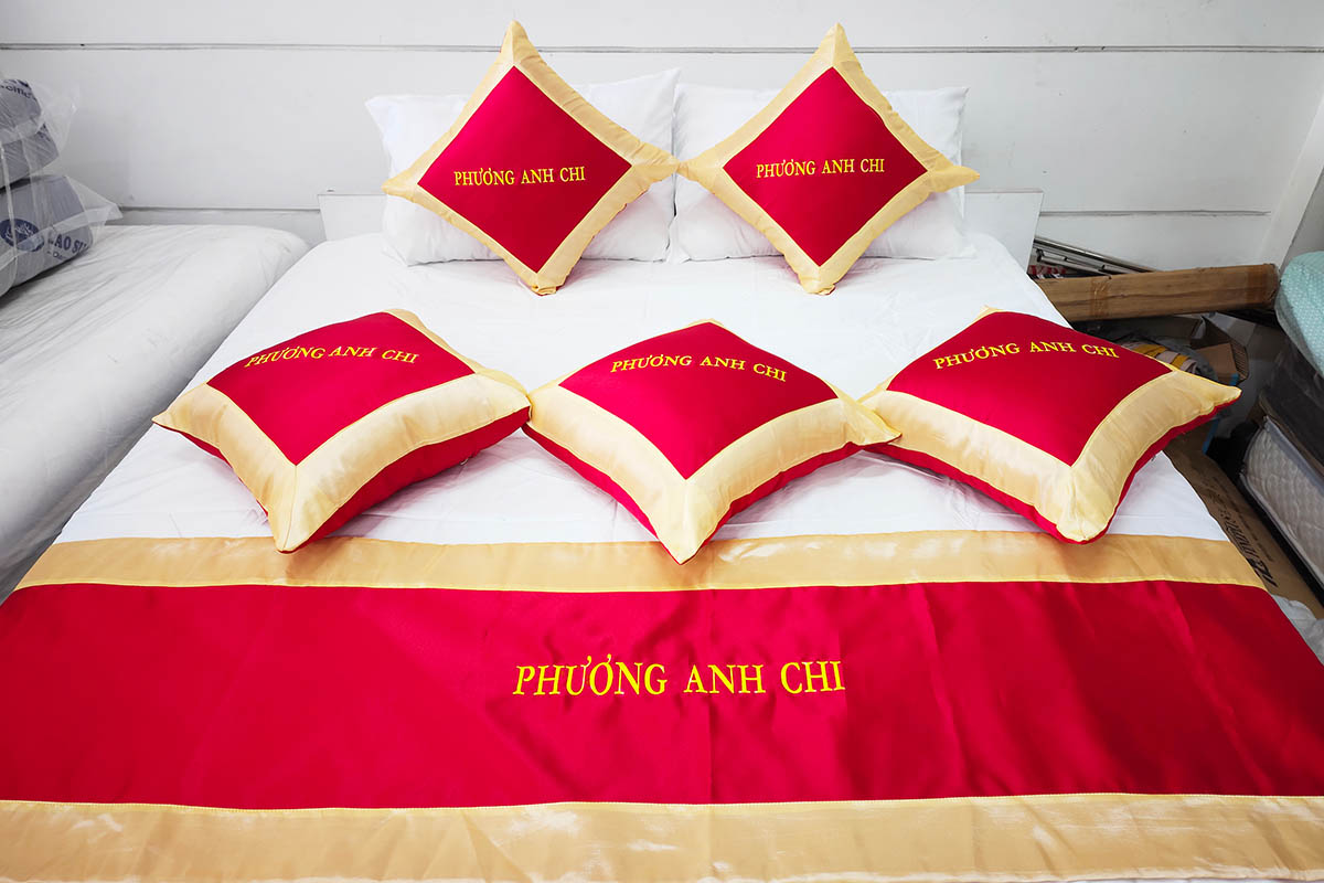 Thêu logo tấm trang trí giường homestay