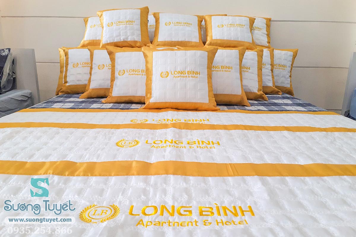 Một mẫu trang trí khác bằng vải mịn, thêu logo hiện đại.