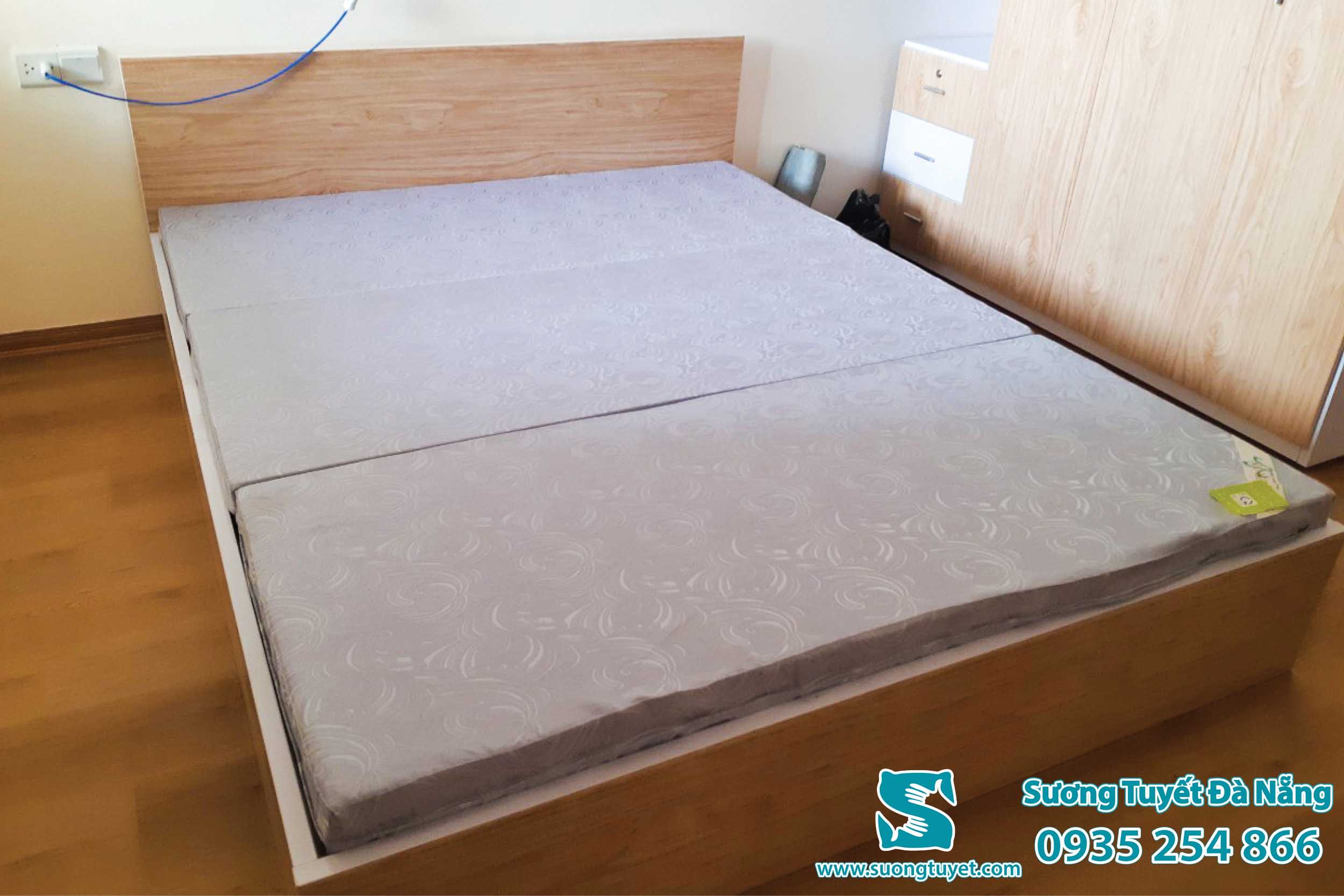 Nệm gấp Everon có vỏ gấm, thường là màu xám và màu vàng đồng hoa văn.