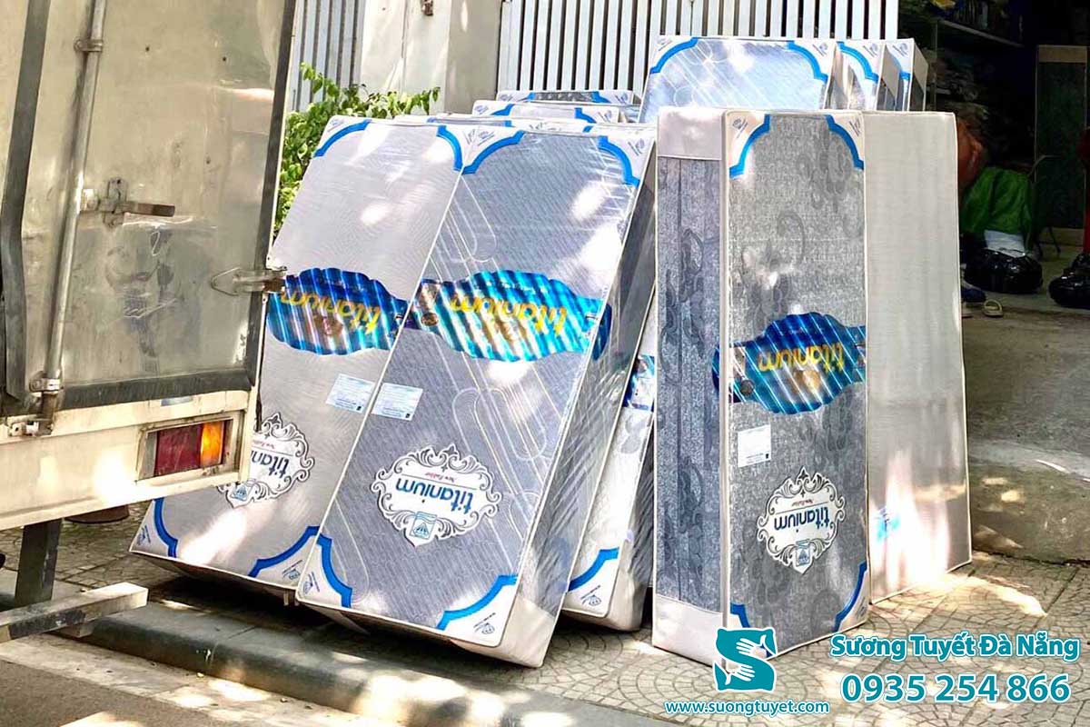 Phân biệt nệm Kim Cương chính hãng với nhãn được làm ánh kim.