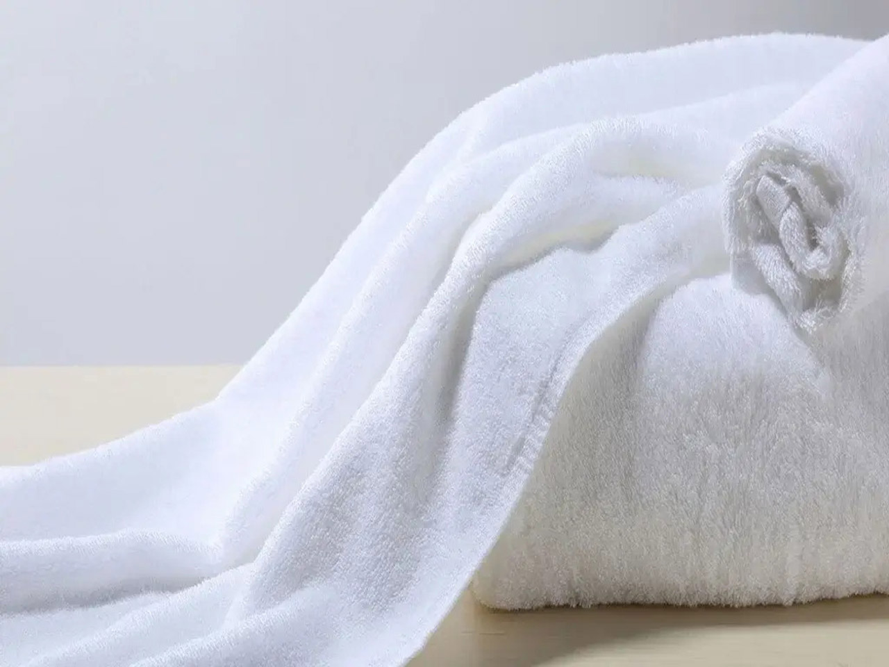 Khăn microfiber trắng cũng giống cotton nhưng bề mặt nhẵn bóng, mịn, ít thấm hơn.