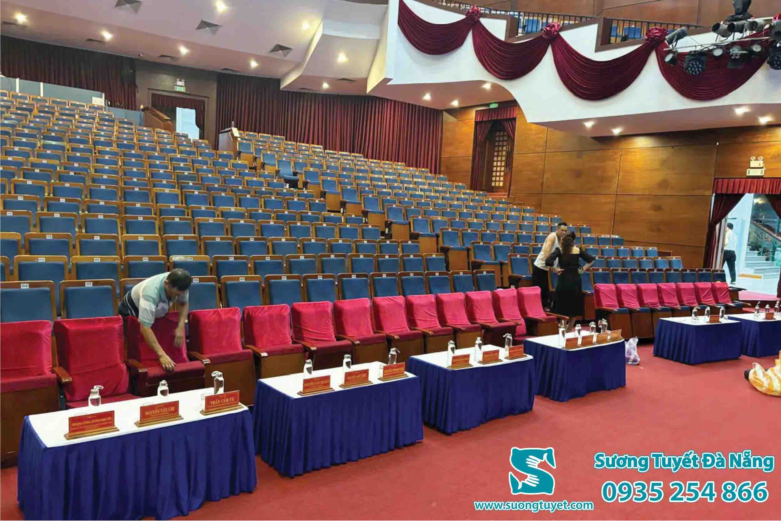  Những bộ khăn bàn được may chít và gấp nép đem đến sự sang trọng và tao nhã.
