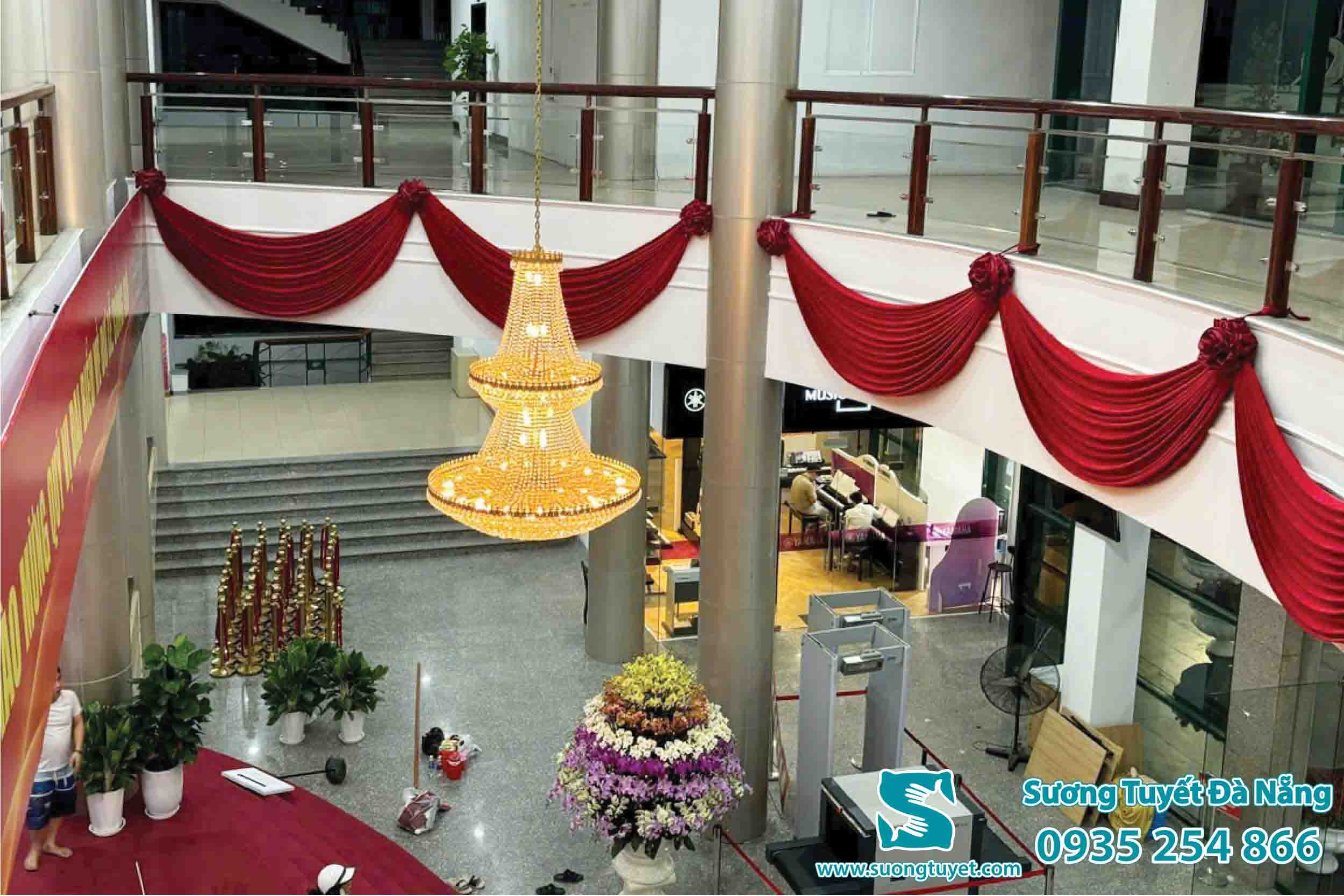 Mọi ngóc ngách tại Nhà hát Trưng Vương đều được trang hoàng lộng lẫy.