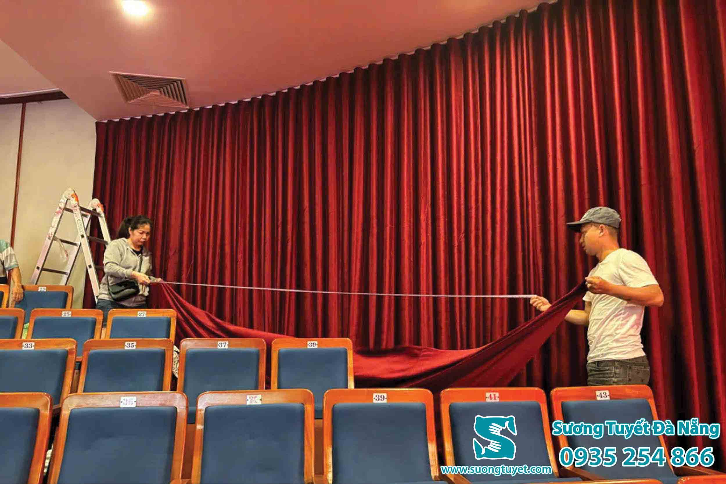 Từng thớ vải nhung được đo đạc và cắt lắp tỉ mỉ với độ chính xác cao.