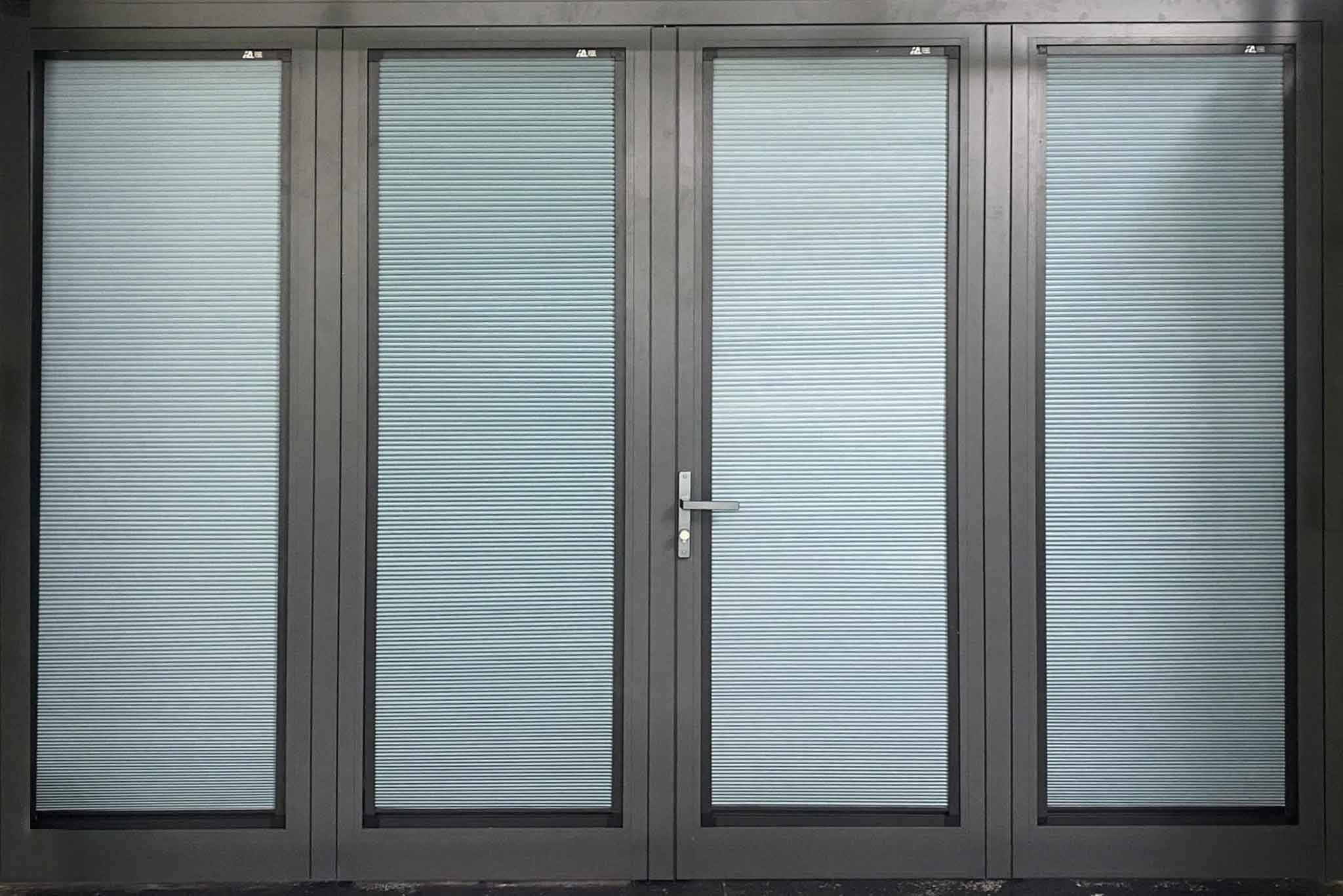 Cận cảnh rèm gắn kính gọn gàng đẹp mắt.
