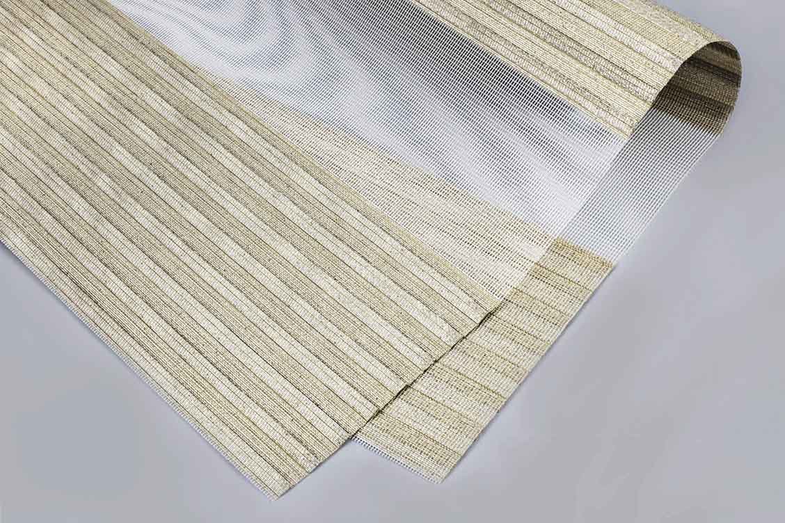  Rèm cầu vồng được làm từ chất liệu nhựa polyester  bền bỉ.