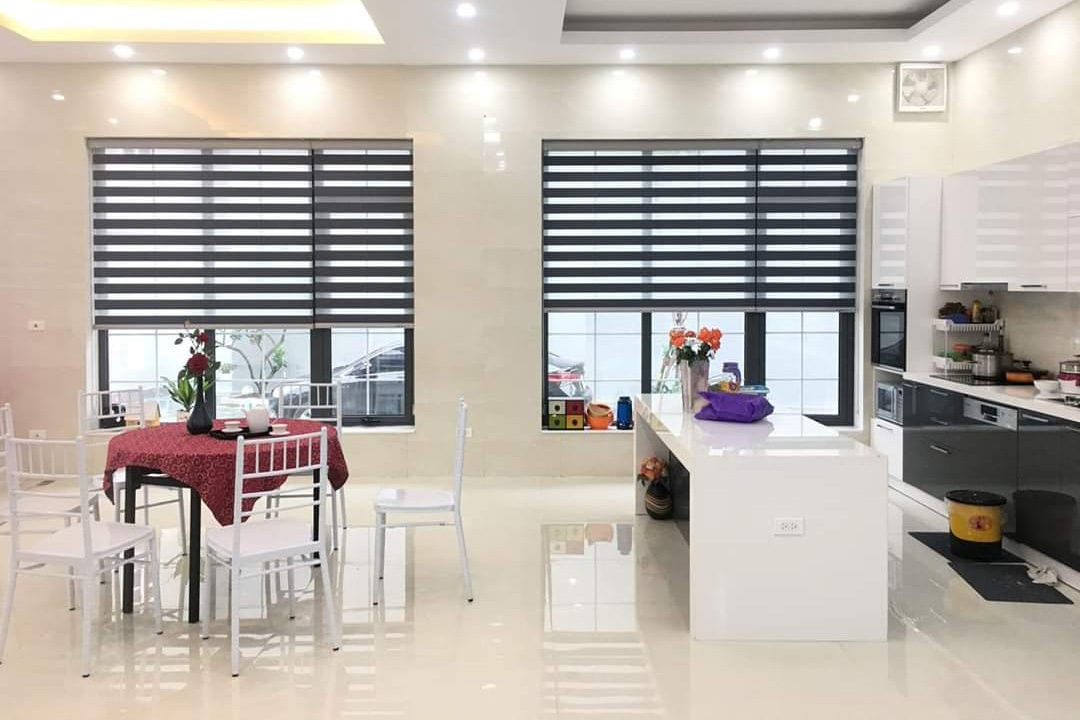 Rèm cầu vồng dễ vệ sinh bảo trì bằng cách hút bụi và lau nhẹ.