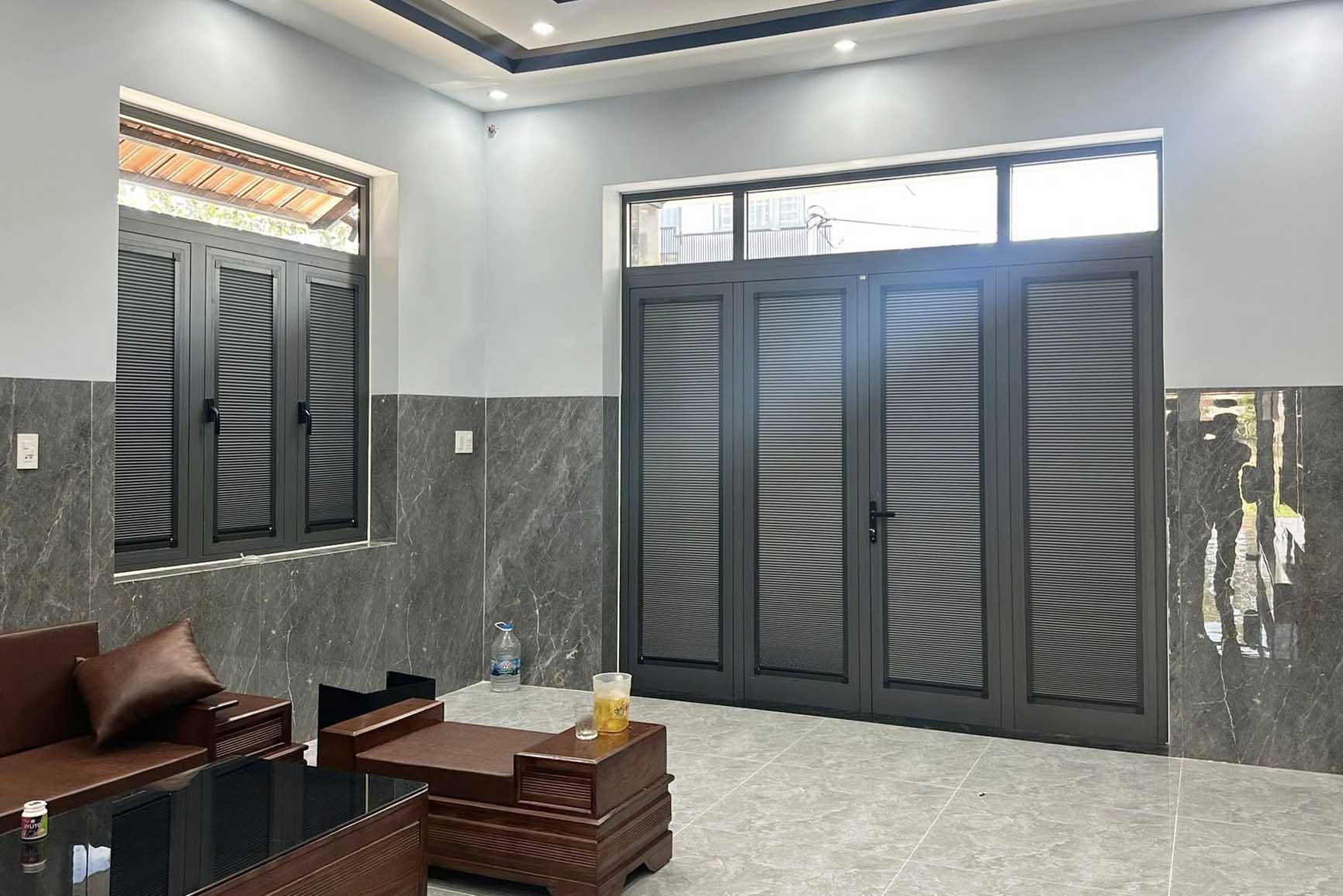 Rèm gắn kính giúp tiết kiệm diện tích hơn nhiều so với rèm vải hay rèm khoan tường.
