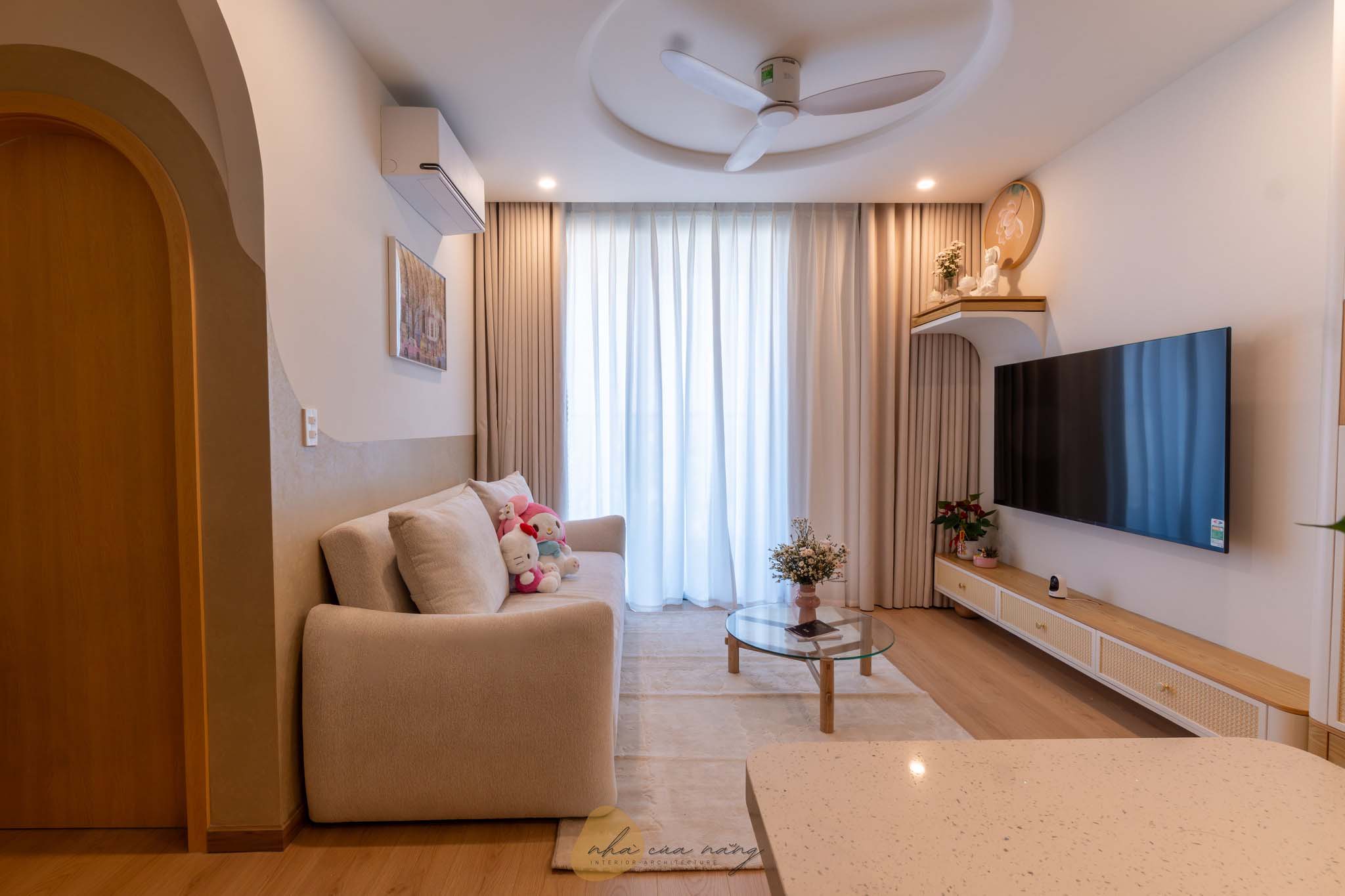 Một không gian khác được thi công rèm cửa ấm cúng hơn.