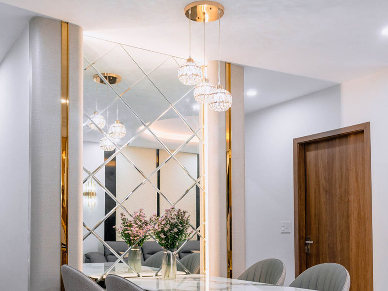 Ánh sáng trắng vàng tạo khung cảnh nhẹ nhàng, ấm áp cho mọi ngóc ngách.