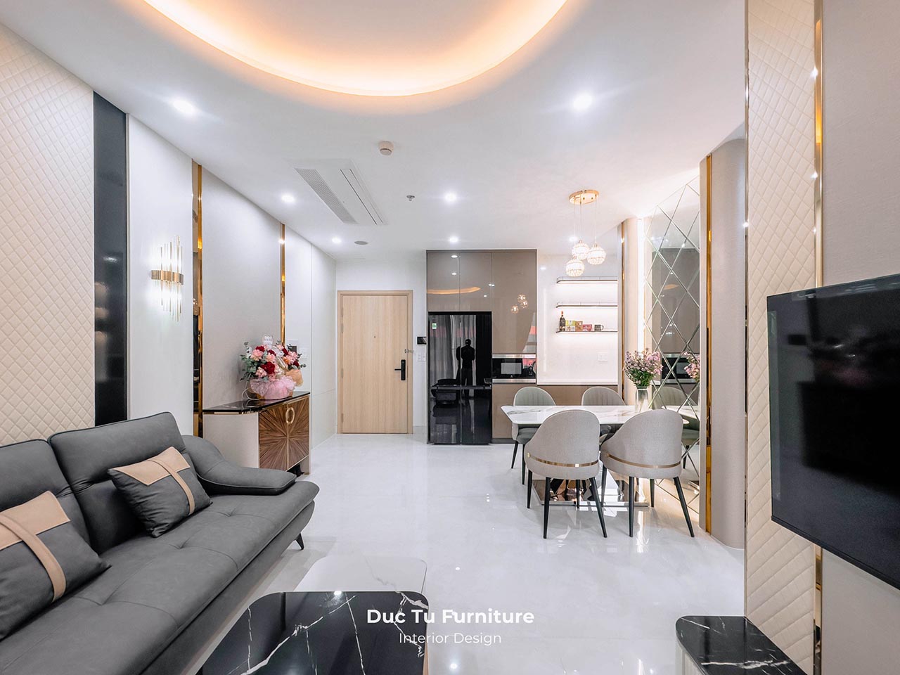 Màu xám và đen kết hợp hài hòa cùng màu be gỗ tạo nên tổng thể thống nhất.