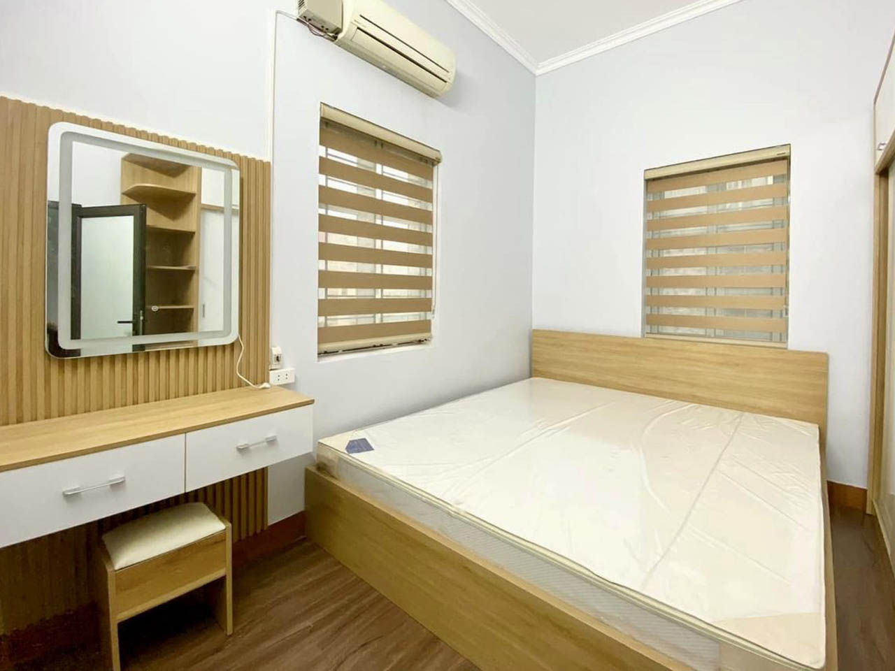 Một tông màu đậm và ấm hơn cũng làm nổi bật tông màu gỗ.