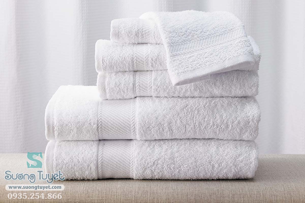 Khăn khách sạn đa dạng như khăn tắm, khăn mặt, khăn chân...