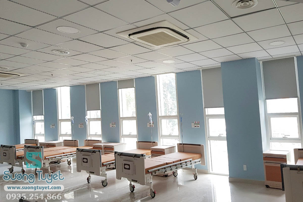 Rèm cuốn trơn luôn được lựa chọn hàng đầu để làm rèm hành lang bệnh viện, trung tâm y tế.