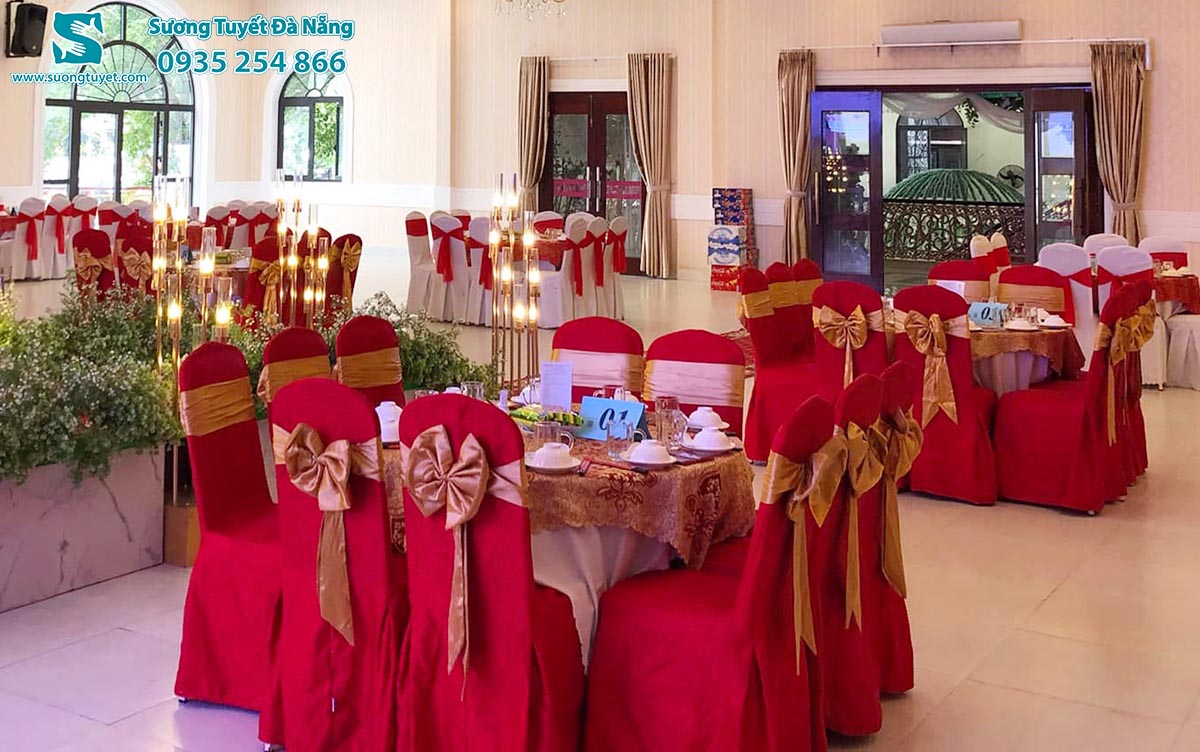 Không gian tiệc được bài trí màu đỏ lộng lẫy.