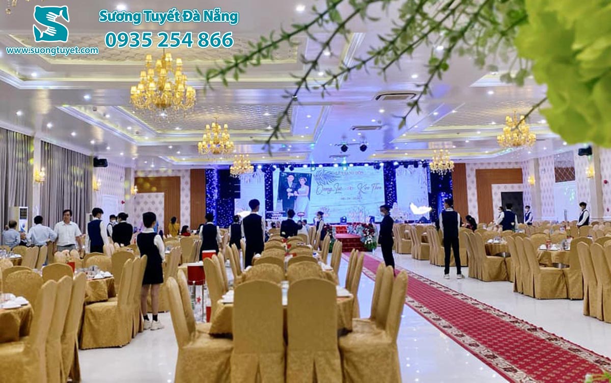 Mẫu khăn bàn áo ghế tông xuyệt tông màu vàng đồng phong cách.