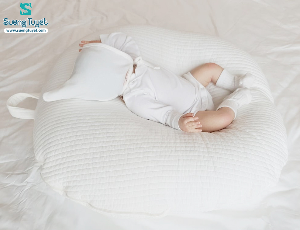 Gối chống trào ngược làm giường ngủ cho bé