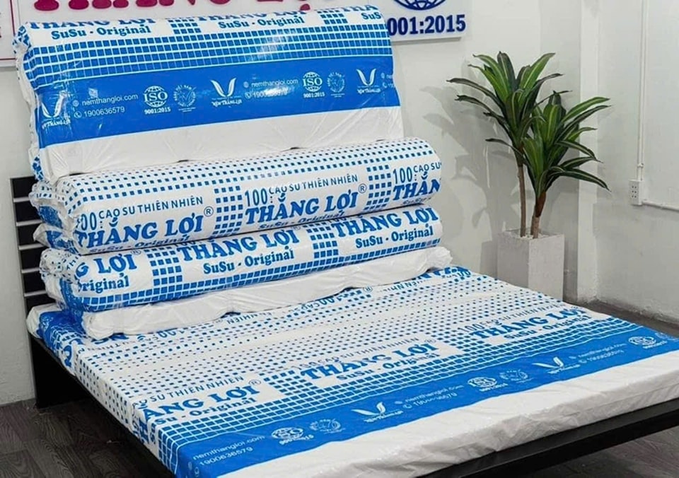 Nệm Susu có vỏ ngoài màu xanh dương đặc trưng, nặng khoảng 45kg tiêu chuẩn m6.