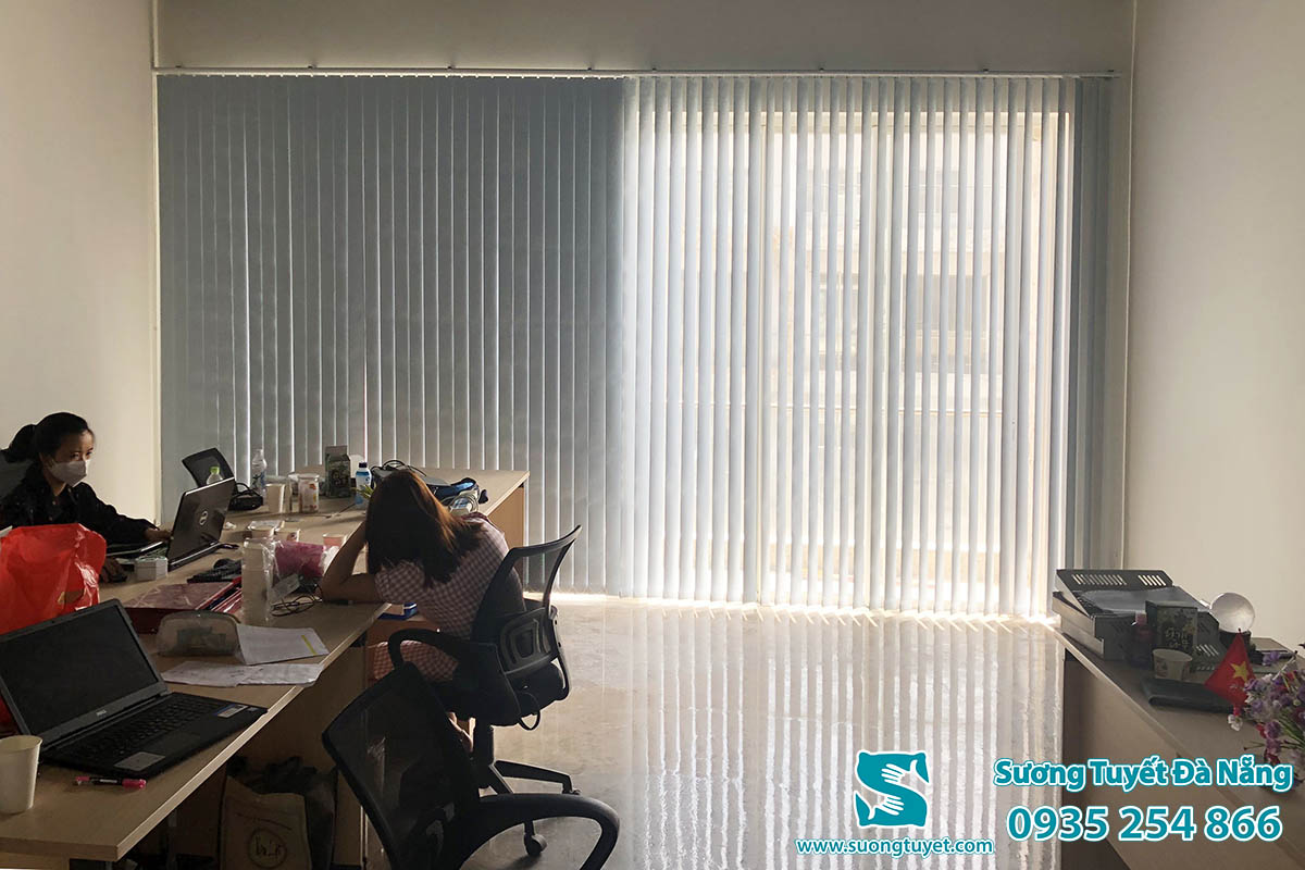 Gía rèm lật dọc văn phòng tại Đà Nẵng dao động từ 270.000-350.000k/m2.