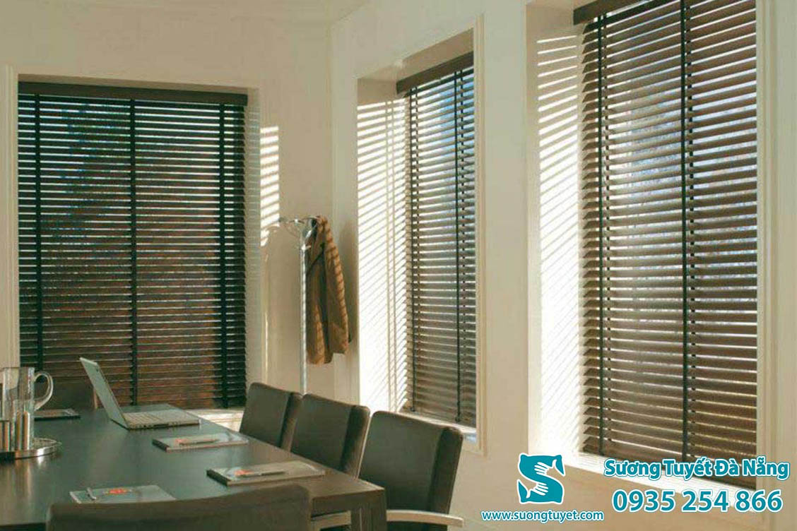 Sáo gỗ văn phòng toát lên sự thanh lịch, cao cấp.