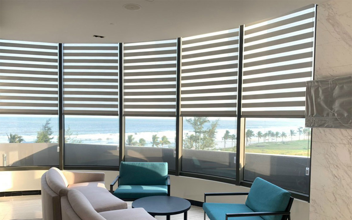 Rèm văn phòng tạo ra không gian làm việc hiện đại và mát mẻ.