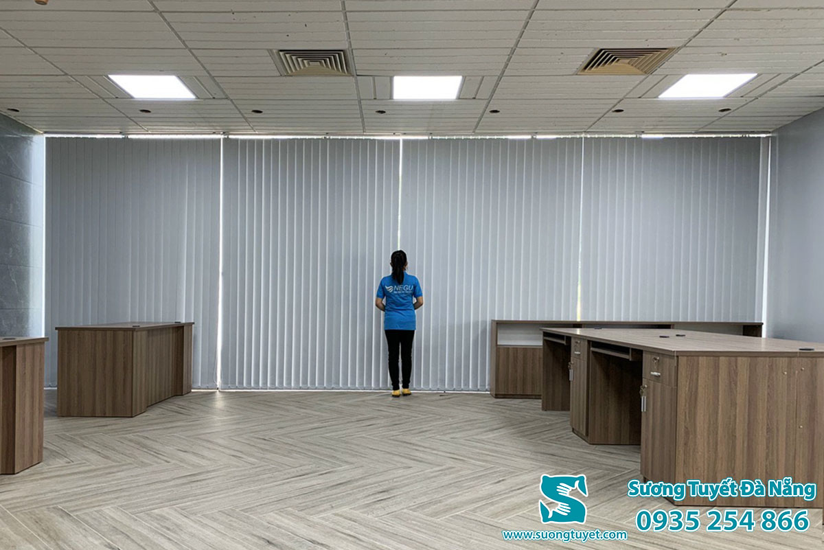 Những ô cửa kính cao và rộng tại chỗ làm rất phù hợp cho rèm lá dọc.