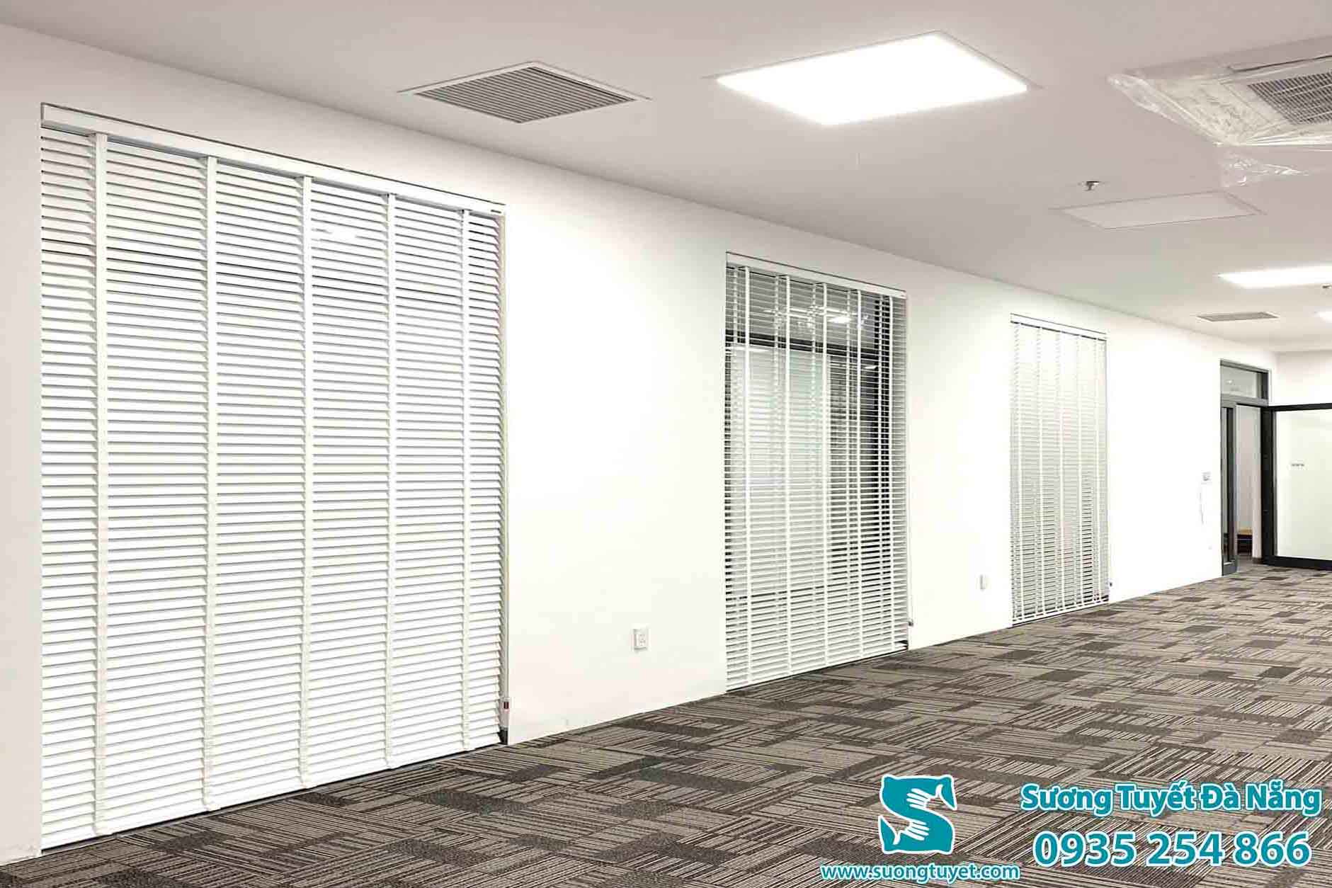 Rèm hành lang nên chọn loại bền chắc, giá phù hợp.