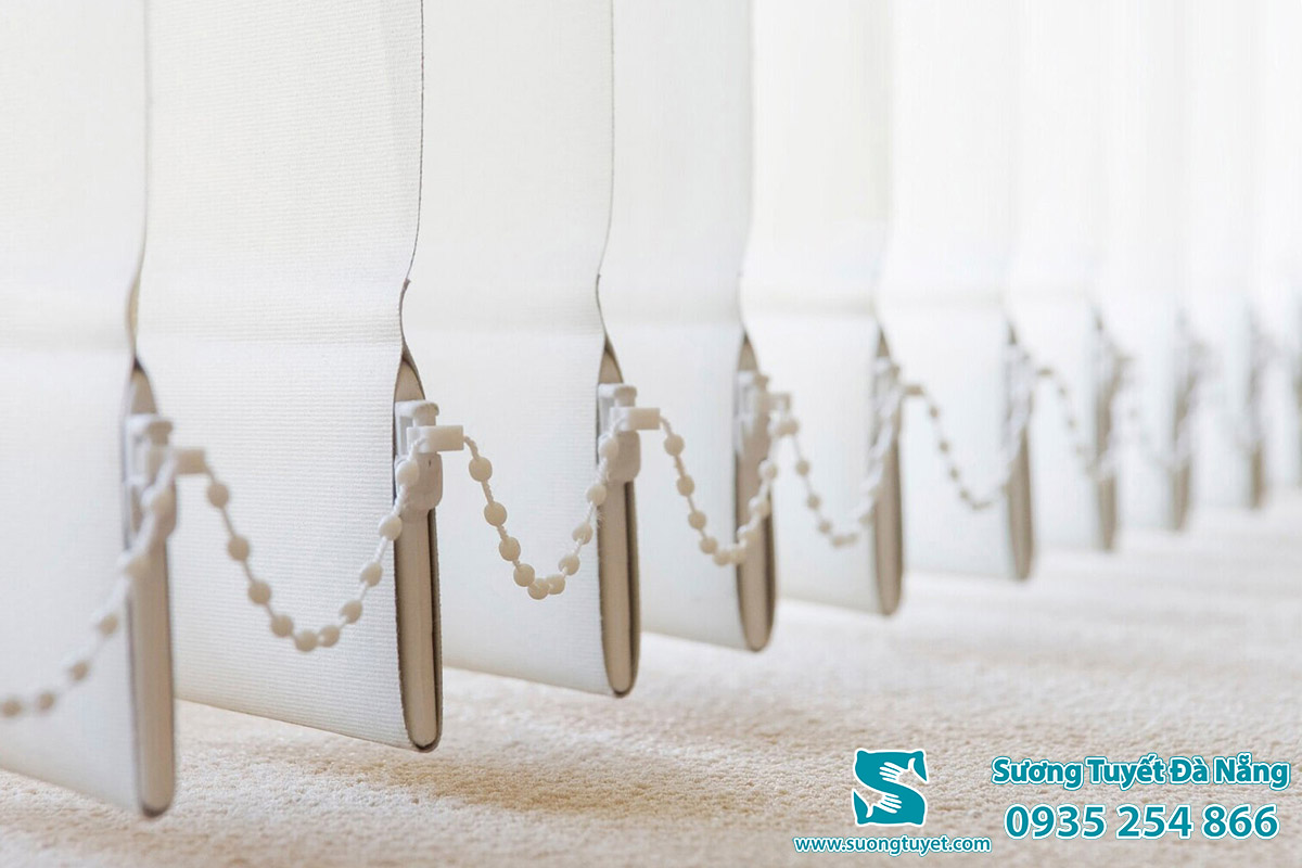 Cận cảnh rèm sáo dọc, các lá rèm có khoảng cách đồng đều và có thể xếp chồng lên nhau.