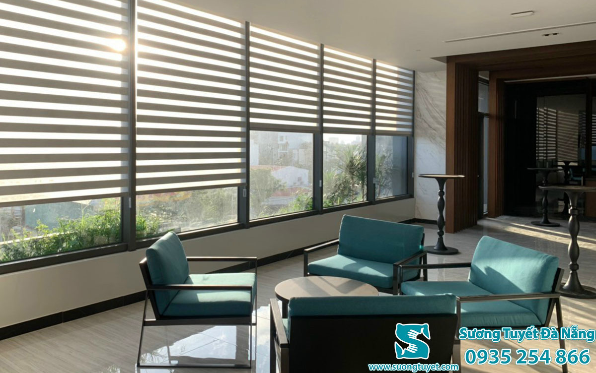 Màn sáo cầu vồng khiến văn phòng sang trọng hơn.