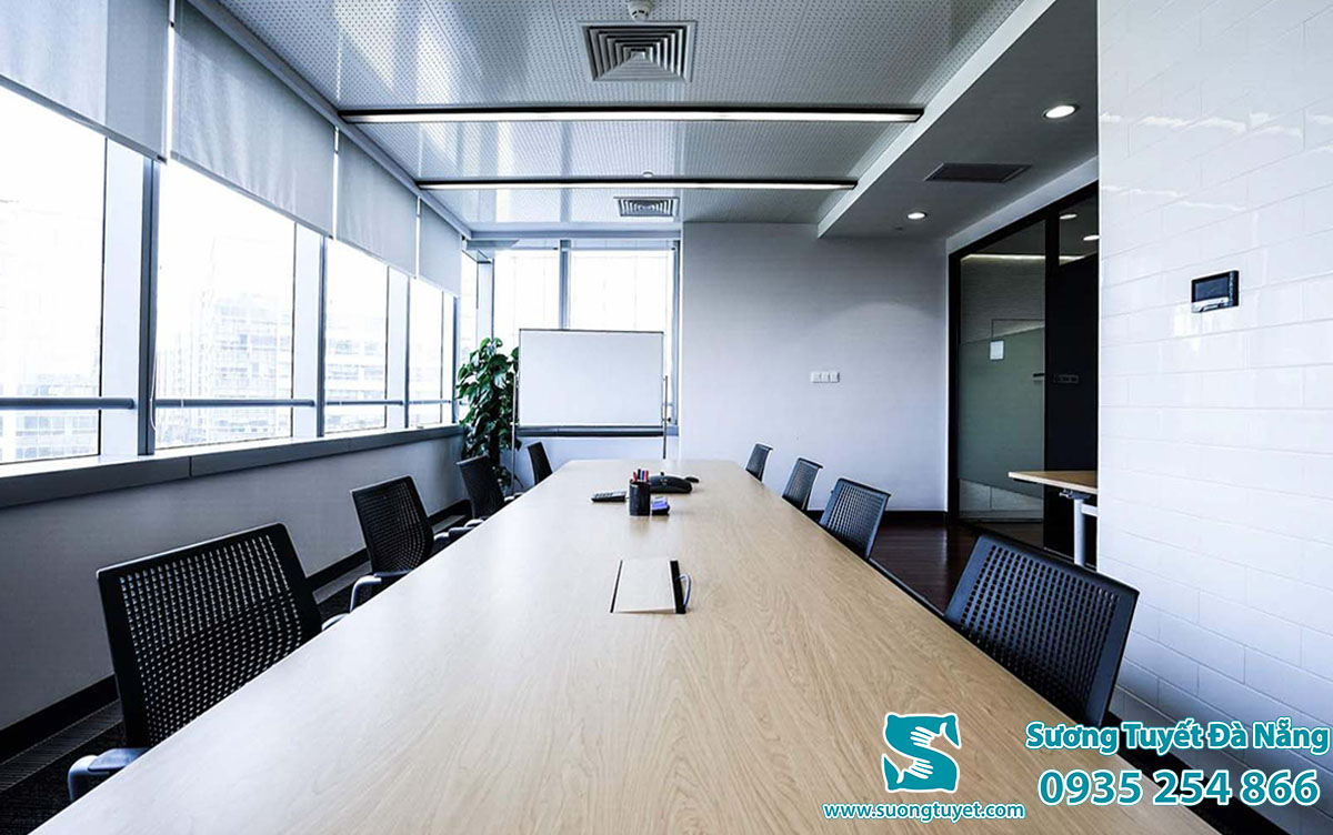 Màn cuốn văn phòng chỉ là bề mặt phẳng, dễ lau chùi và hút bụi.