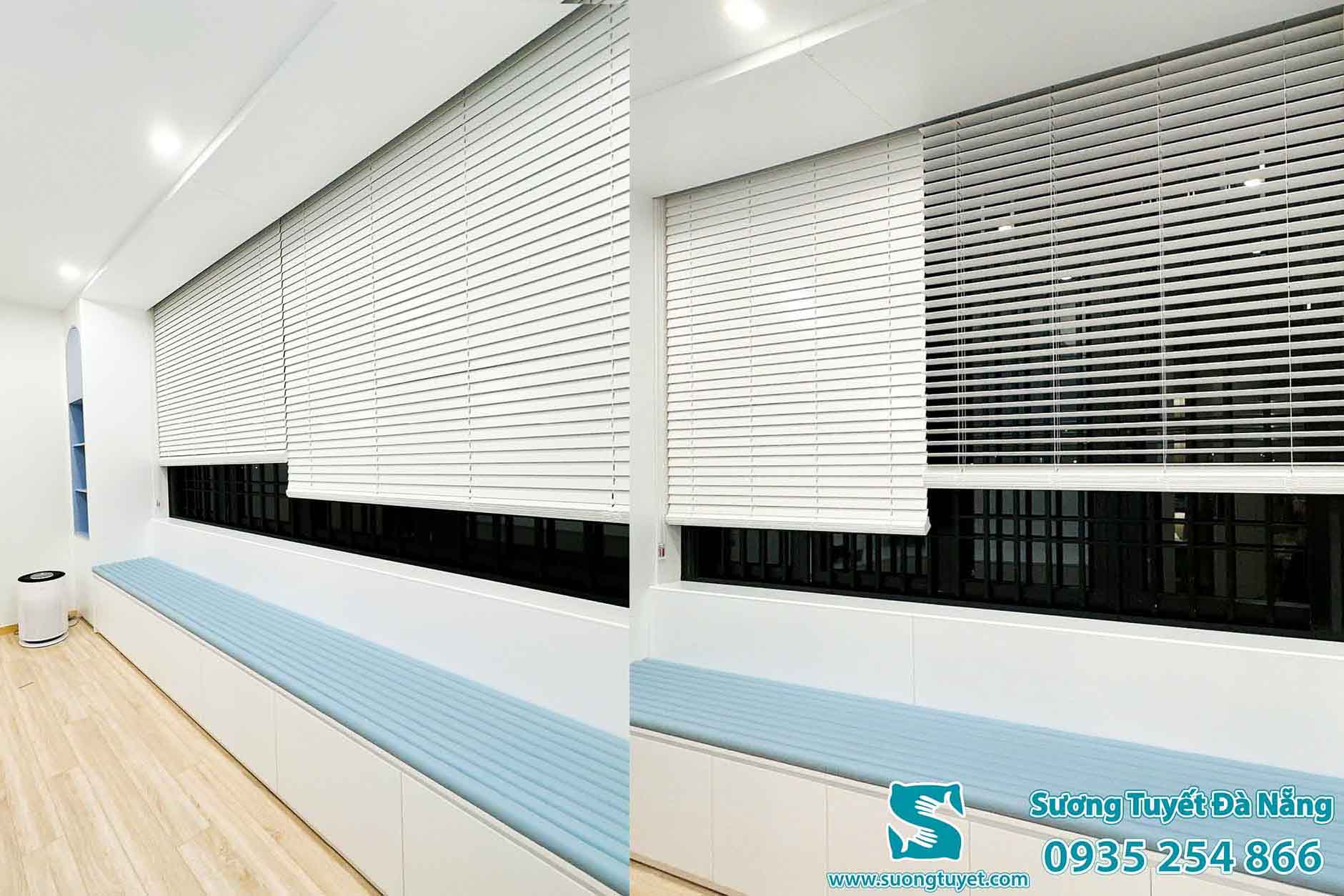 Cận cảnh rèm gỗ tại ghế chờ sảnh văn phòng.