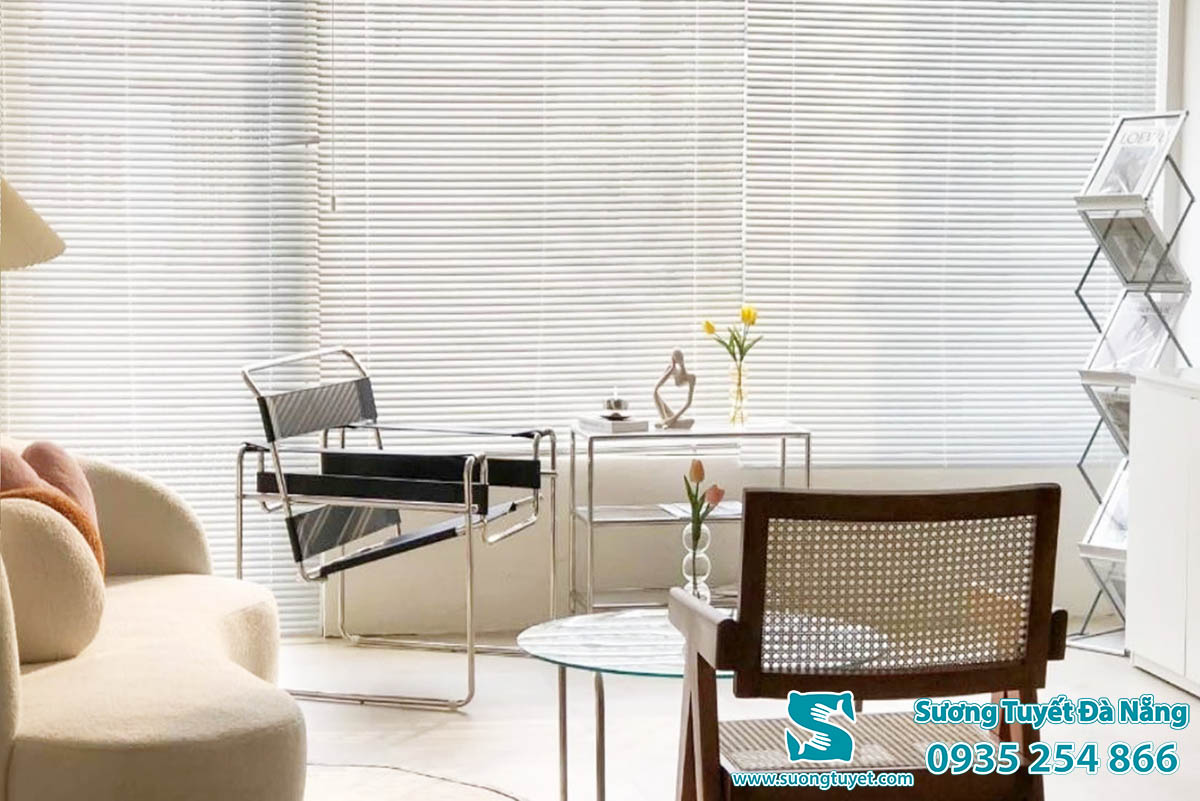 Lá rèm nhôm nhỏ hơn rèm gỗ, thẩm mỹ và rẻ.