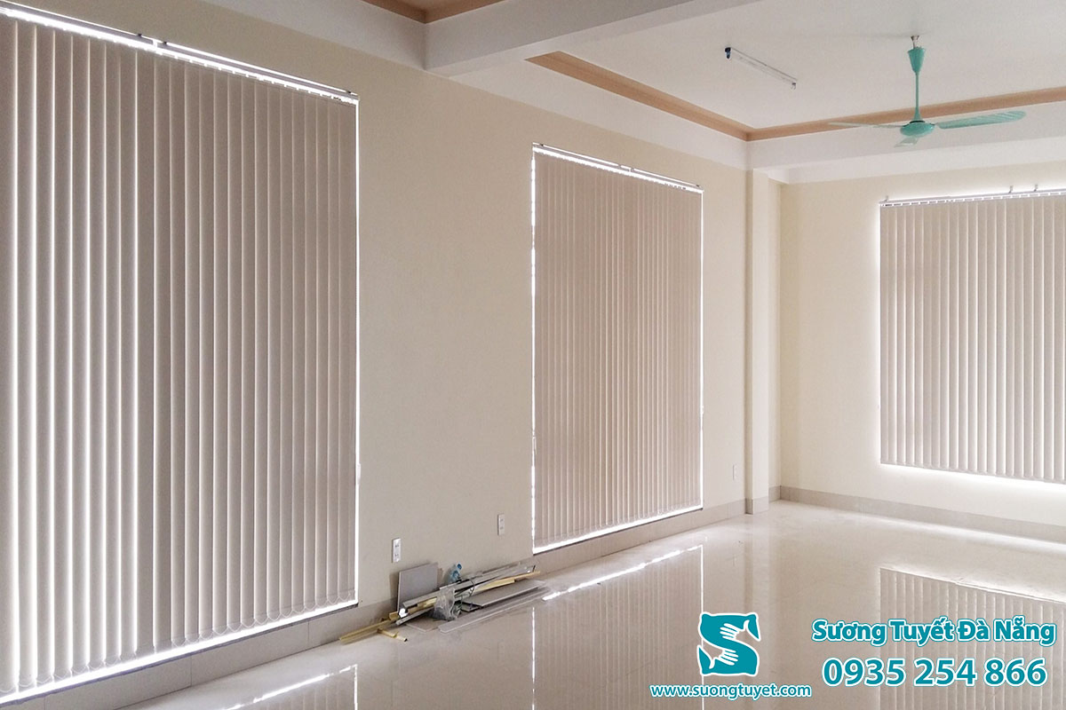 Rèm lá dọc mỏng, nhẹ, các lá rèm được kéo lật hoặc xếp gọn đều được.