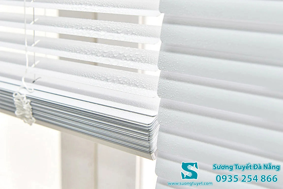 Lá nhôm mỏng, được sơn tĩnh điện chống gỉ sét và hạn chế nhiệt.